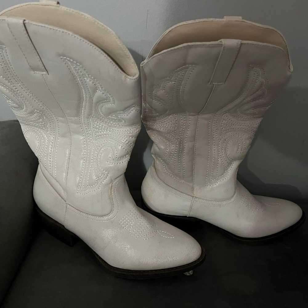 Western style white boots with details (7.5) - image 7