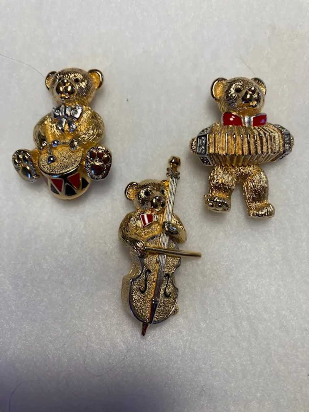 Whimsical lot of three Burberry pins - image 2