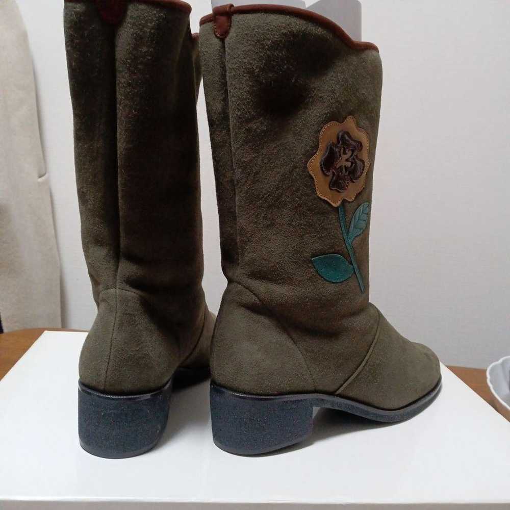 Olive green floral embroidered sheepskin boots Ma… - image 5