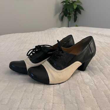 Vintage Steve Madden black and white leather heele