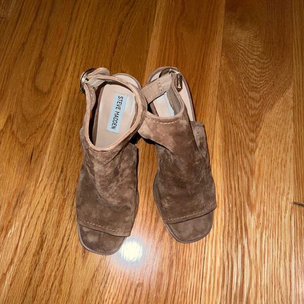 2756 Steve Madden brown suede wedge heels 8 - image 3