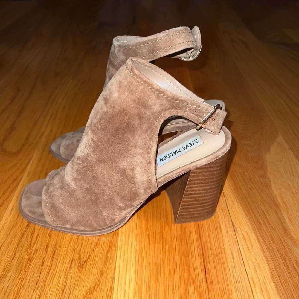 2756 Steve Madden brown suede wedge heels 8 - image 4