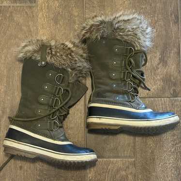 Sorel waterproof boots - women’s size 8