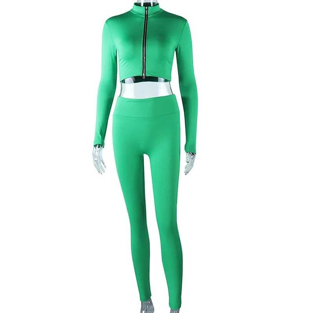 Green tight-fitting casual sports suit - image 1