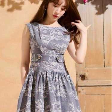 Her lip to floral patterned sleeveless long dress… - image 1