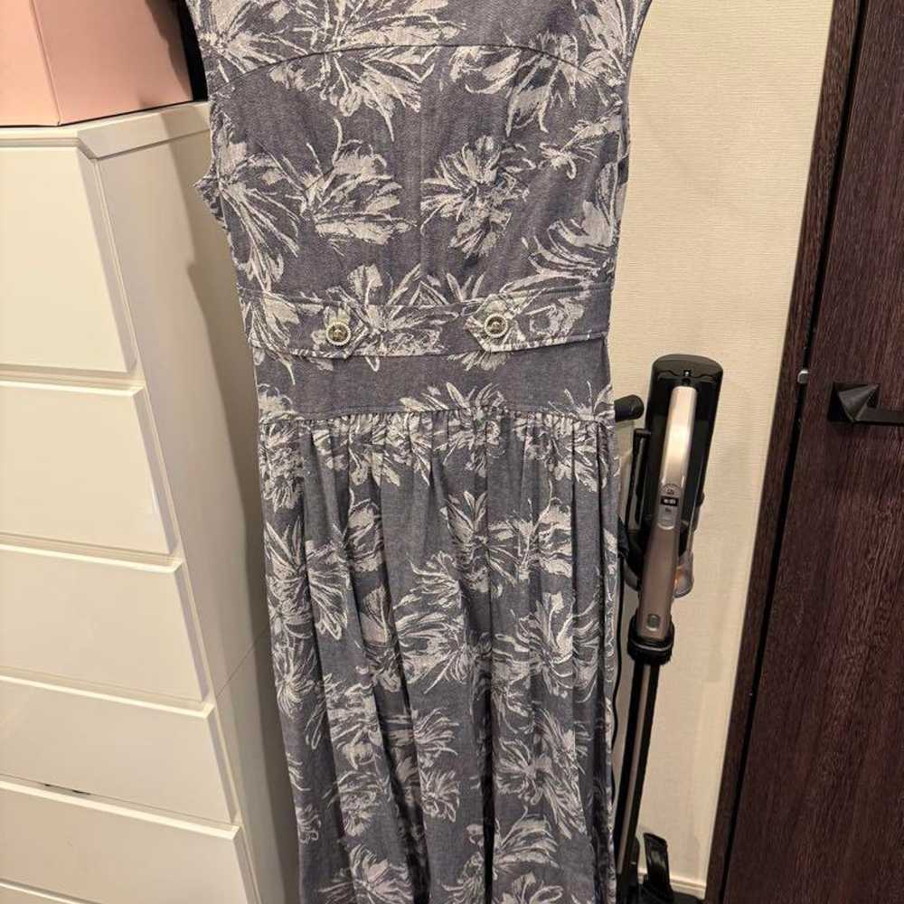 Her lip to floral patterned sleeveless long dress… - image 2