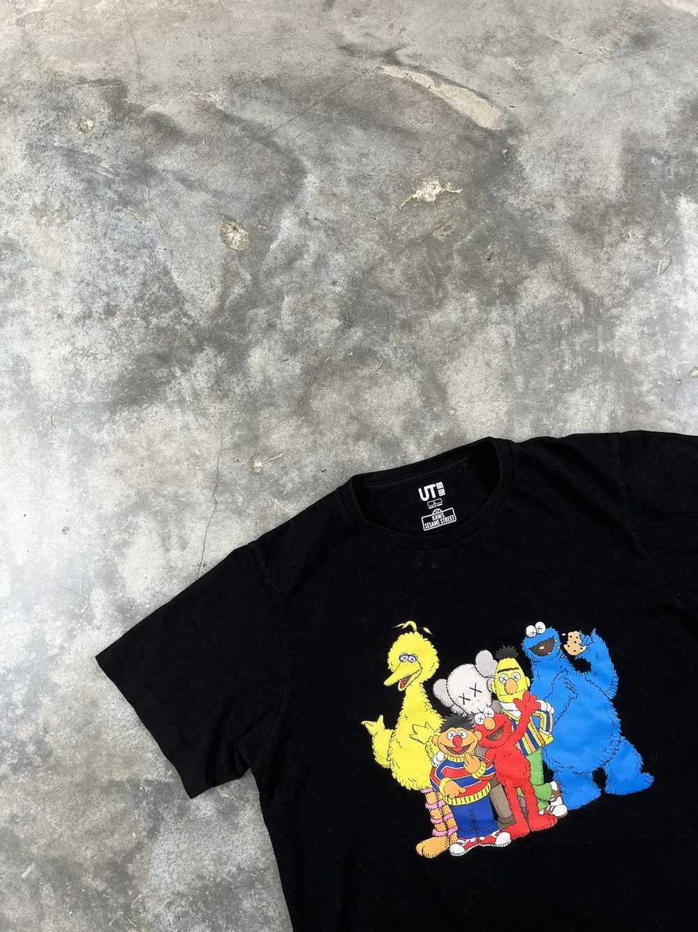 Kaws × Uniqlo Kaws x Uniqlo Sesame Street Tee Bla… - image 2