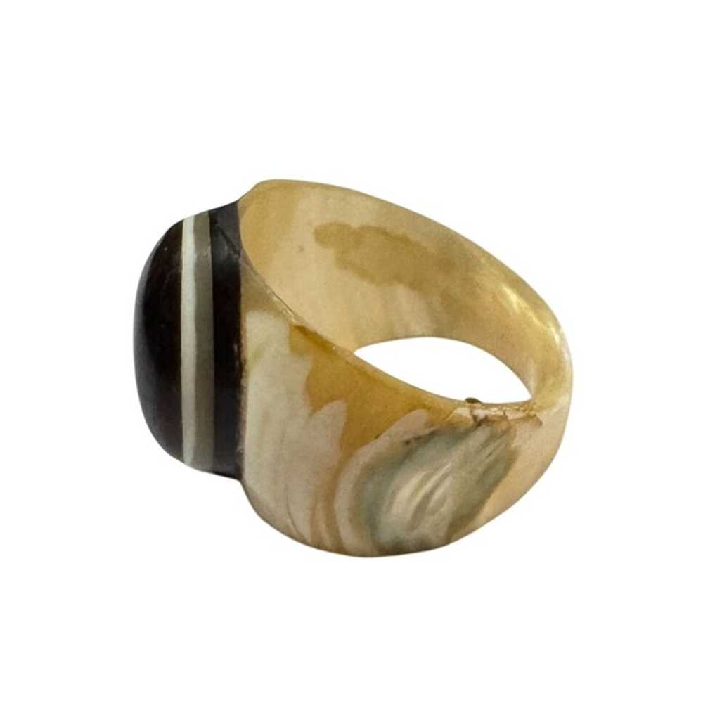 VINTAGE CARVED MOTHER OF PEARL SHELL RING SIZE 8 … - image 2