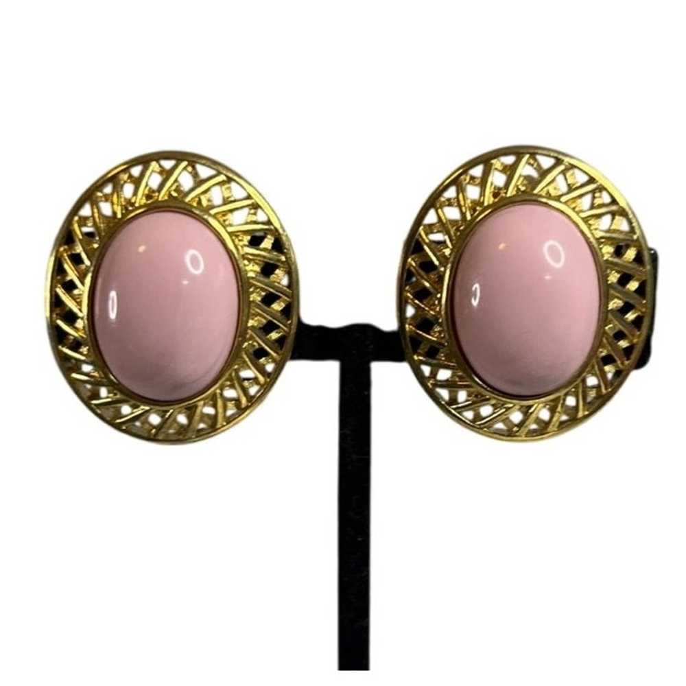 Trifari Oval Gold tone Pink Cabochon Signed Clip-… - image 1