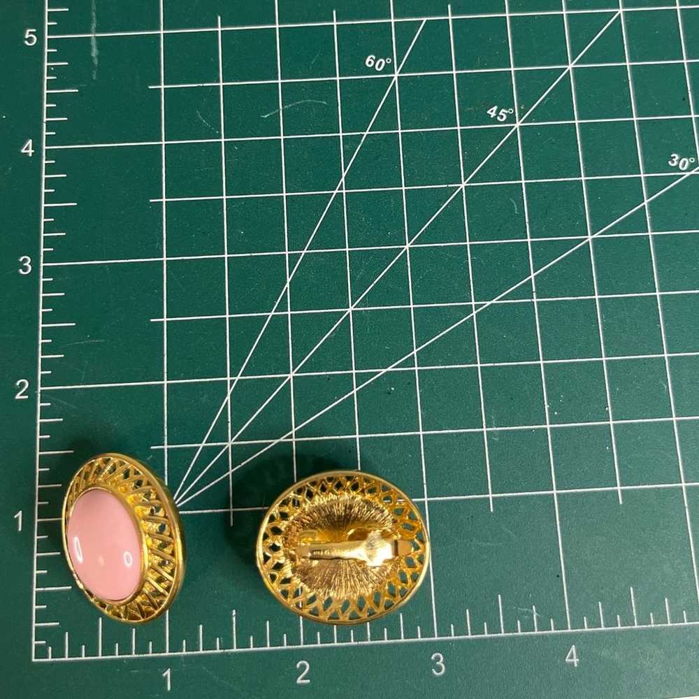 Trifari Oval Gold tone Pink Cabochon Signed Clip-… - image 3