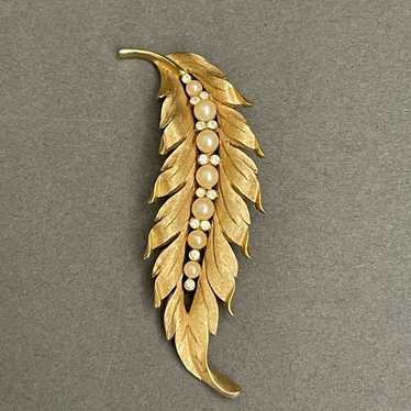 Vintage Trifari Gold-tone Faux Pearl Leaf Women's… - image 1