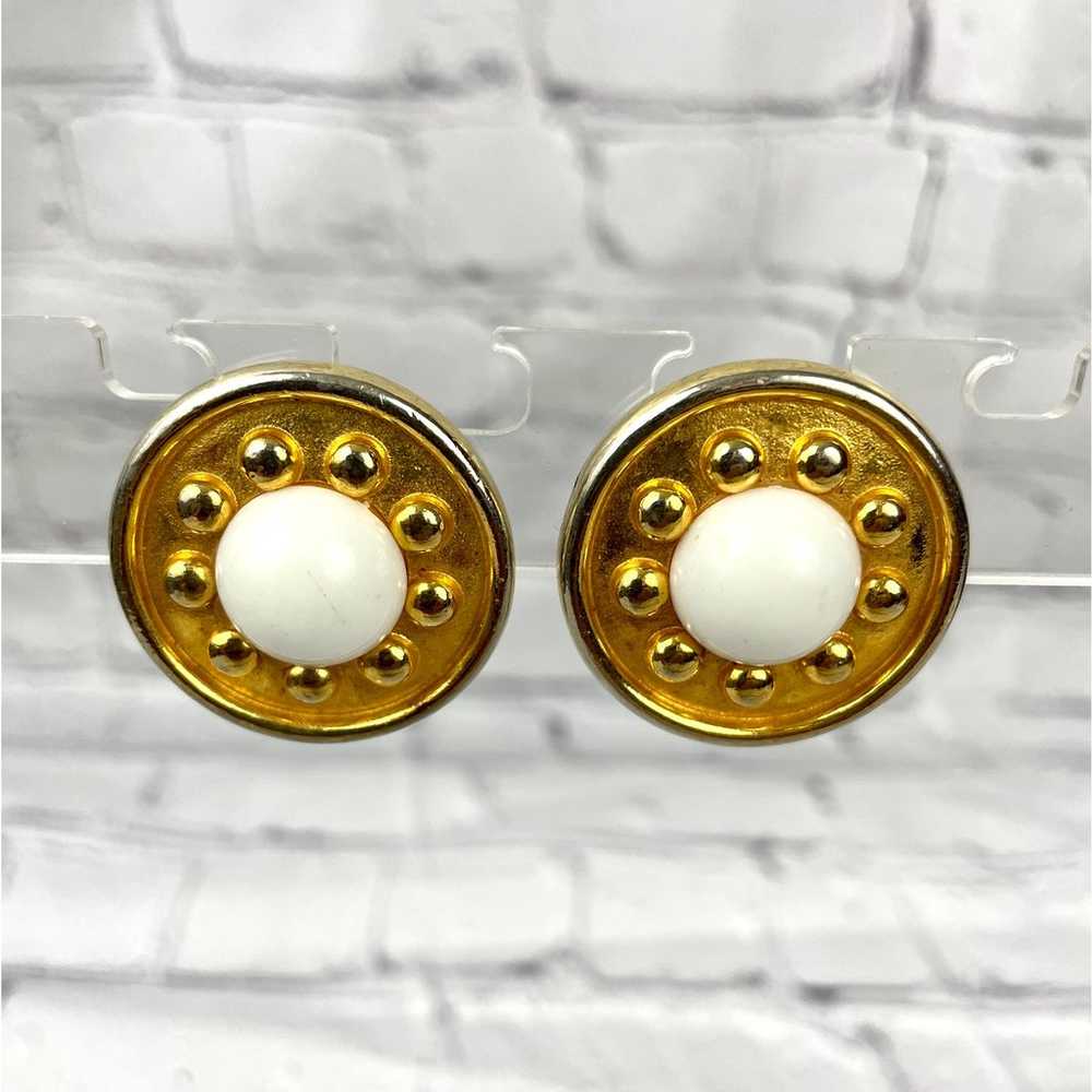 VTG Ben Amun Round White Clip on Earrings Gold To… - image 3