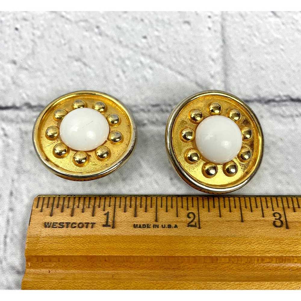 VTG Ben Amun Round White Clip on Earrings Gold To… - image 4