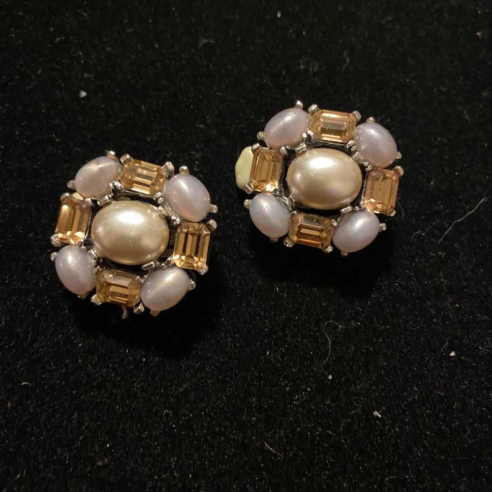 vintage ciner faux pearl& rhinestone clip on earr… - image 1