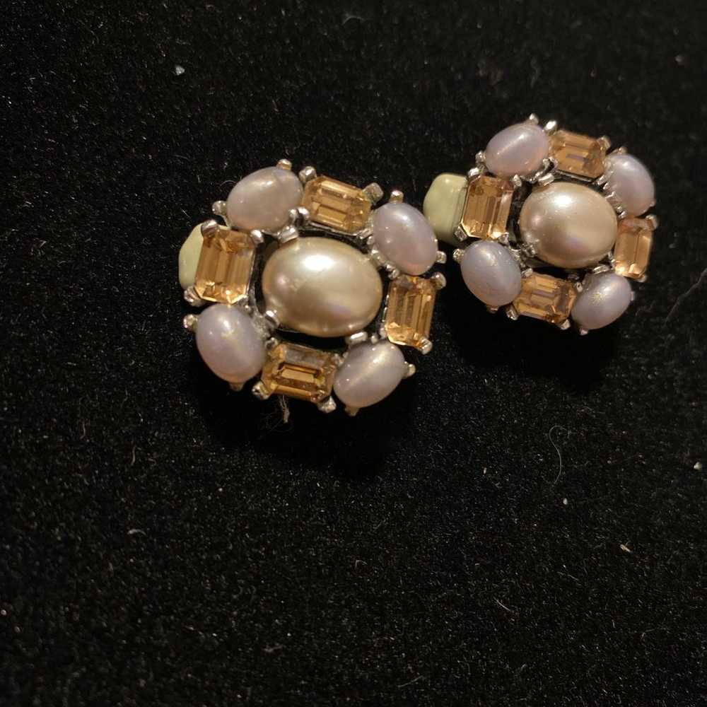 vintage ciner faux pearl& rhinestone clip on earr… - image 2