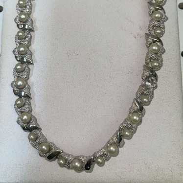 VINTAGE trifari faux pearl necklace