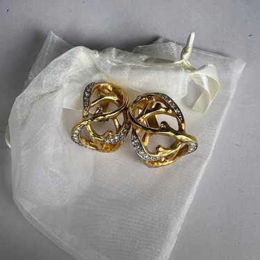 Elizabeth Taylor Treasured Vine Clip Earrings sign