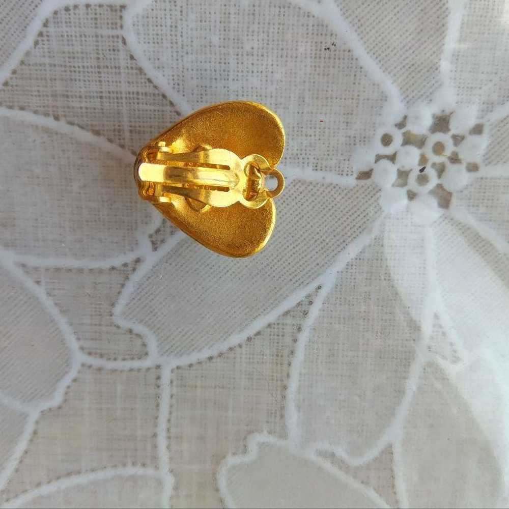 CHANEL One-ear Heart-shaped Gold Earrings 95p - image 2