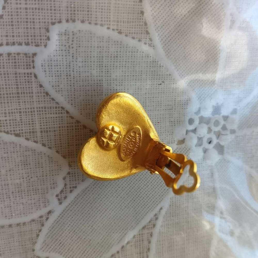 CHANEL One-ear Heart-shaped Gold Earrings 95p - image 3