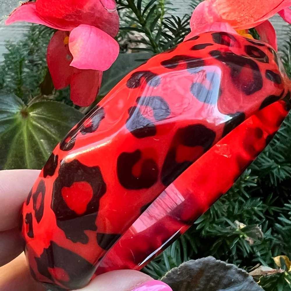 VINTAGE RETRO RED BLACK LEOPARD CHEETAH LUCITE PL… - image 1