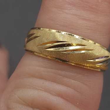 BEAUTIFUL VINTAGE 10K SOLID YELLOW GOLD BAND RING. - image 1