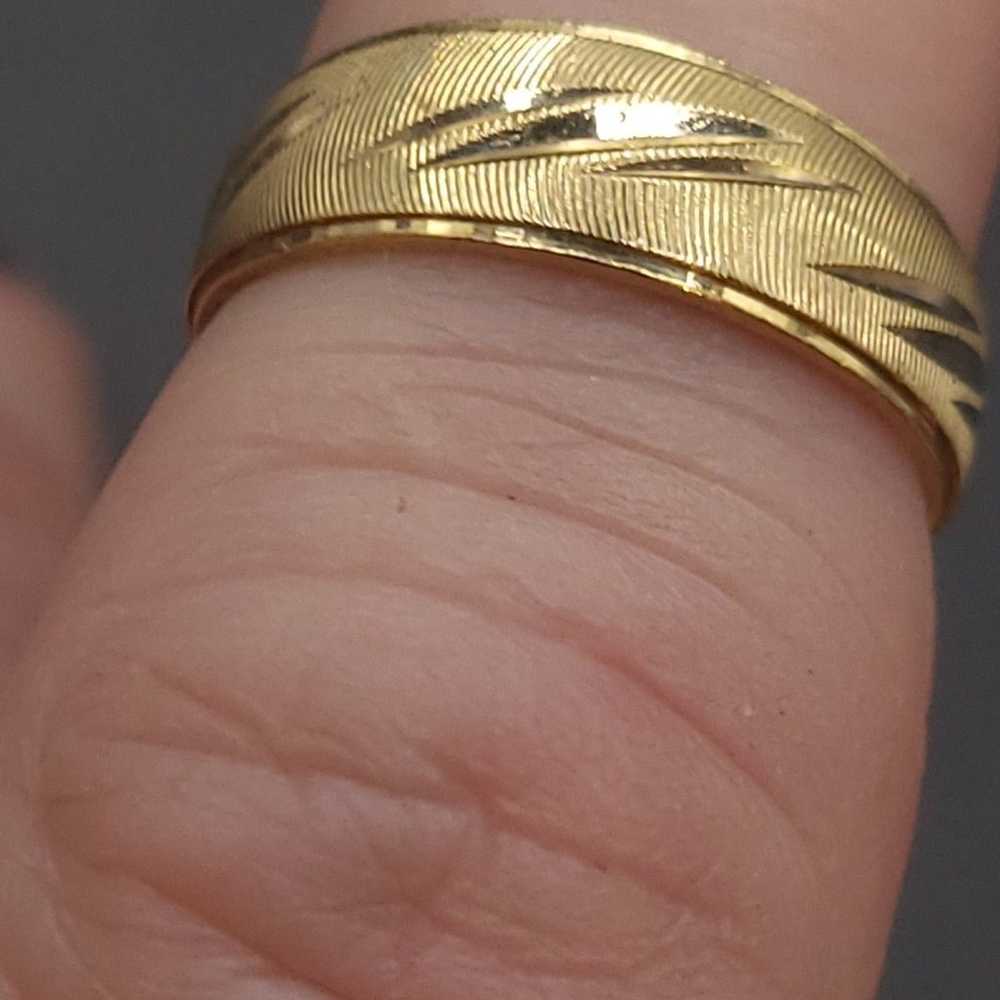 BEAUTIFUL VINTAGE 10K SOLID YELLOW GOLD BAND RING. - image 3