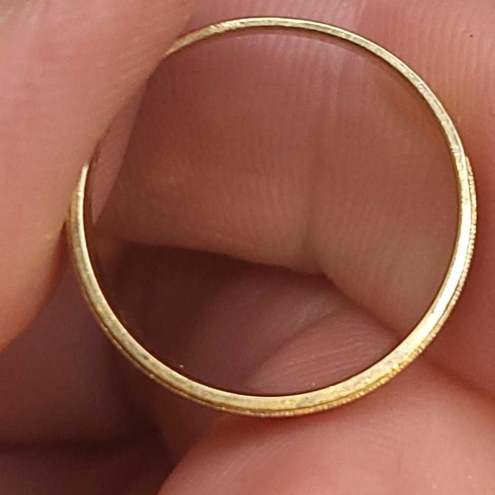 BEAUTIFUL VINTAGE 10K SOLID YELLOW GOLD BAND RING. - image 4