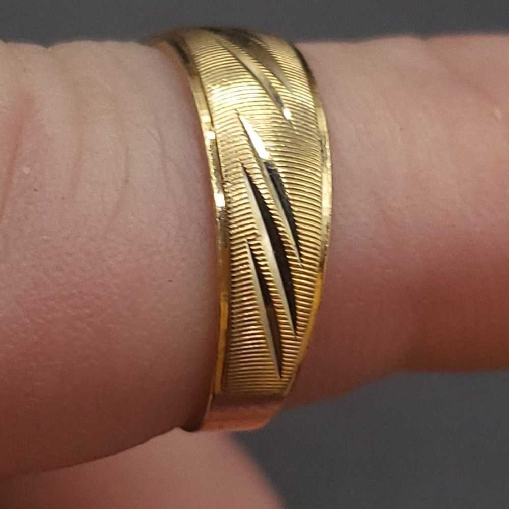 BEAUTIFUL VINTAGE 10K SOLID YELLOW GOLD BAND RING. - image 6