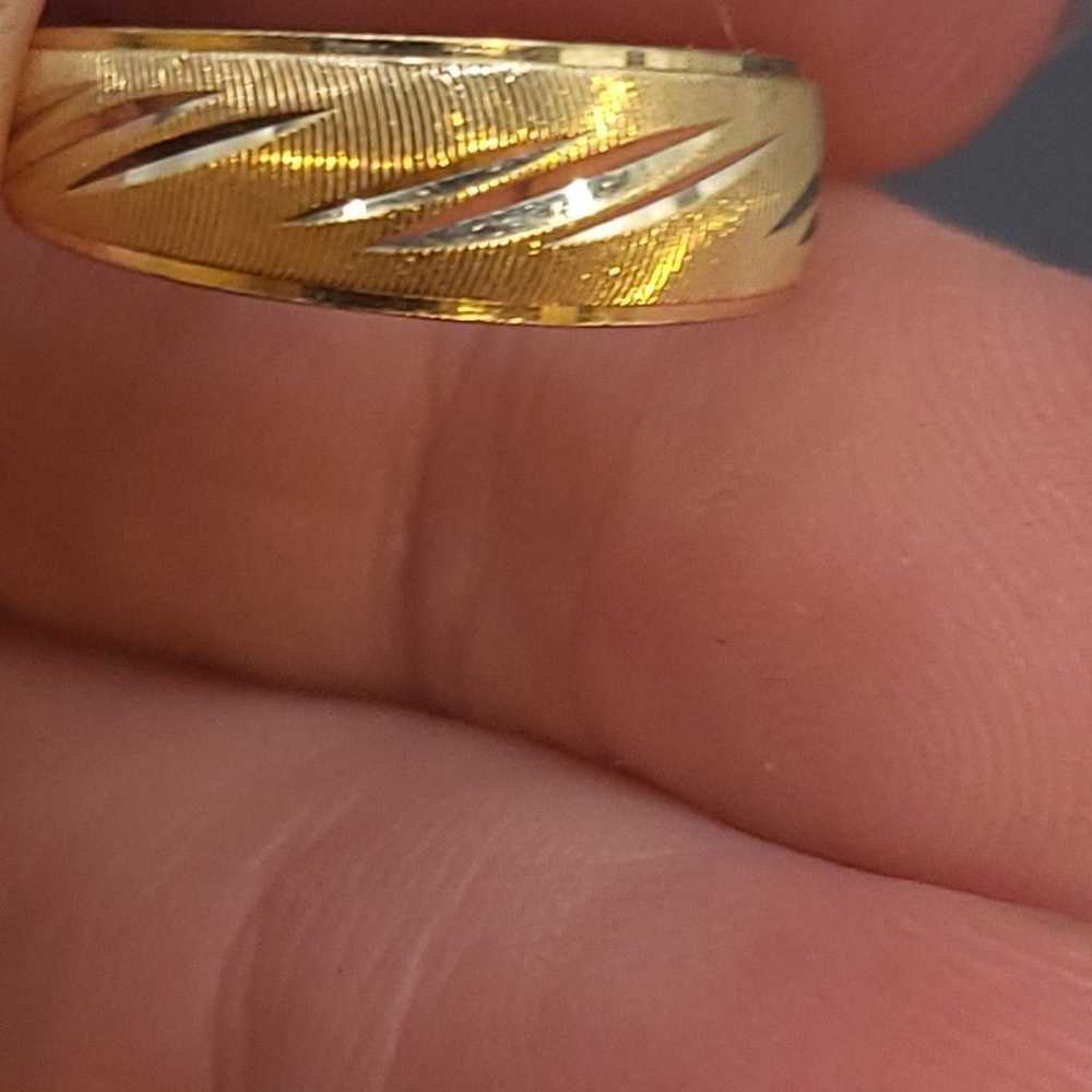 BEAUTIFUL VINTAGE 10K SOLID YELLOW GOLD BAND RING. - image 7