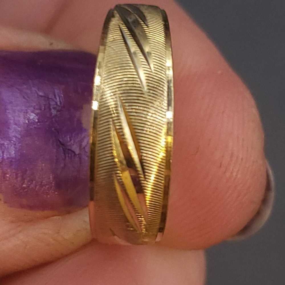 BEAUTIFUL VINTAGE 10K SOLID YELLOW GOLD BAND RING. - image 9