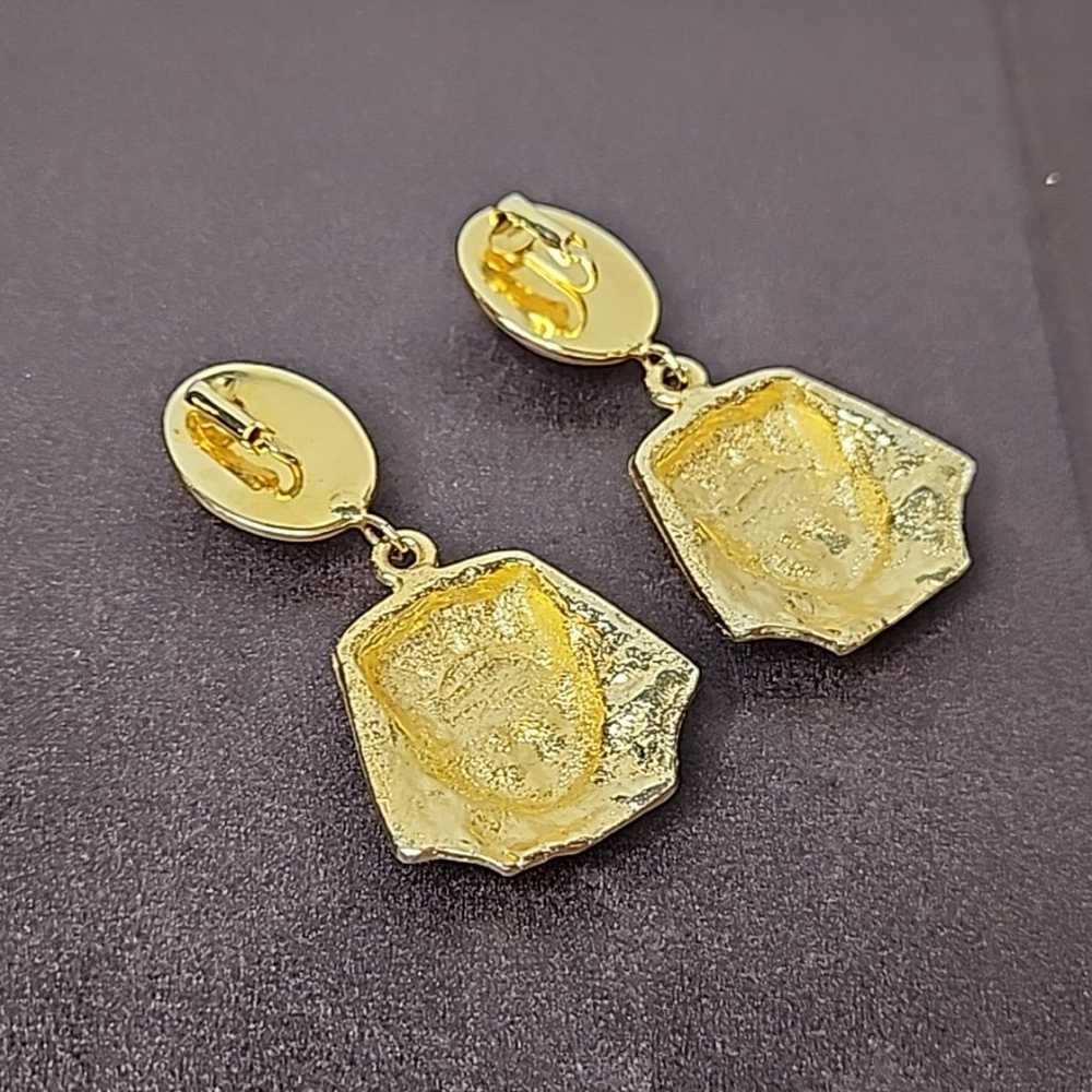 VINTAGE EGYPTIAN REVIVAL GOLD TONE PHAROAH EARRIN… - image 4