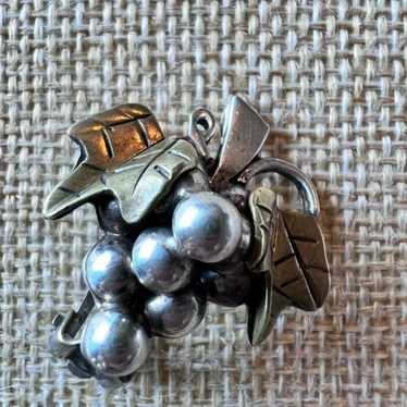 .925 sterling Taxco Mexico Solid Grapes Brooch & … - image 1