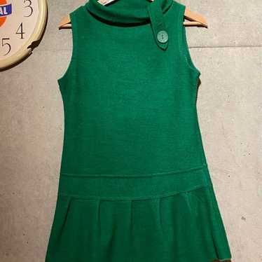 Green sleeveless flare one-piece dress.