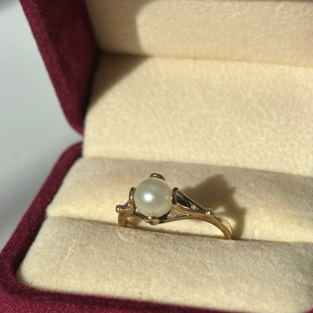 Vintage large 10k gold pearl ring with swirls gor… - image 1