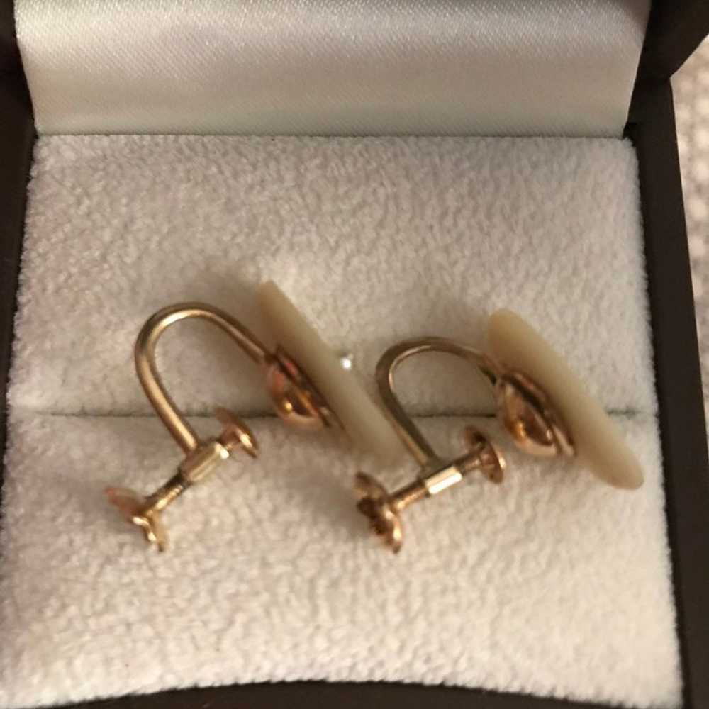 Vintage 14k Gold pearl screw back earrings - image 3