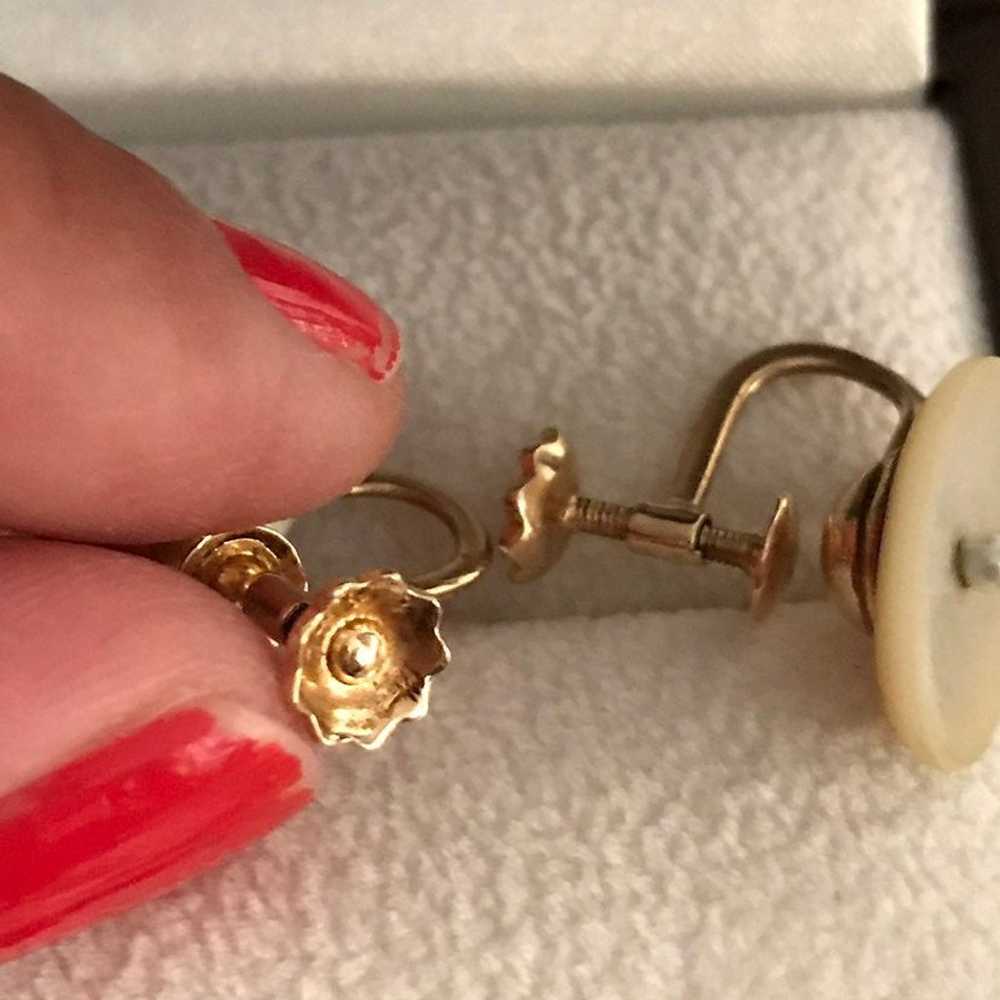 Vintage 14k Gold pearl screw back earrings - image 4