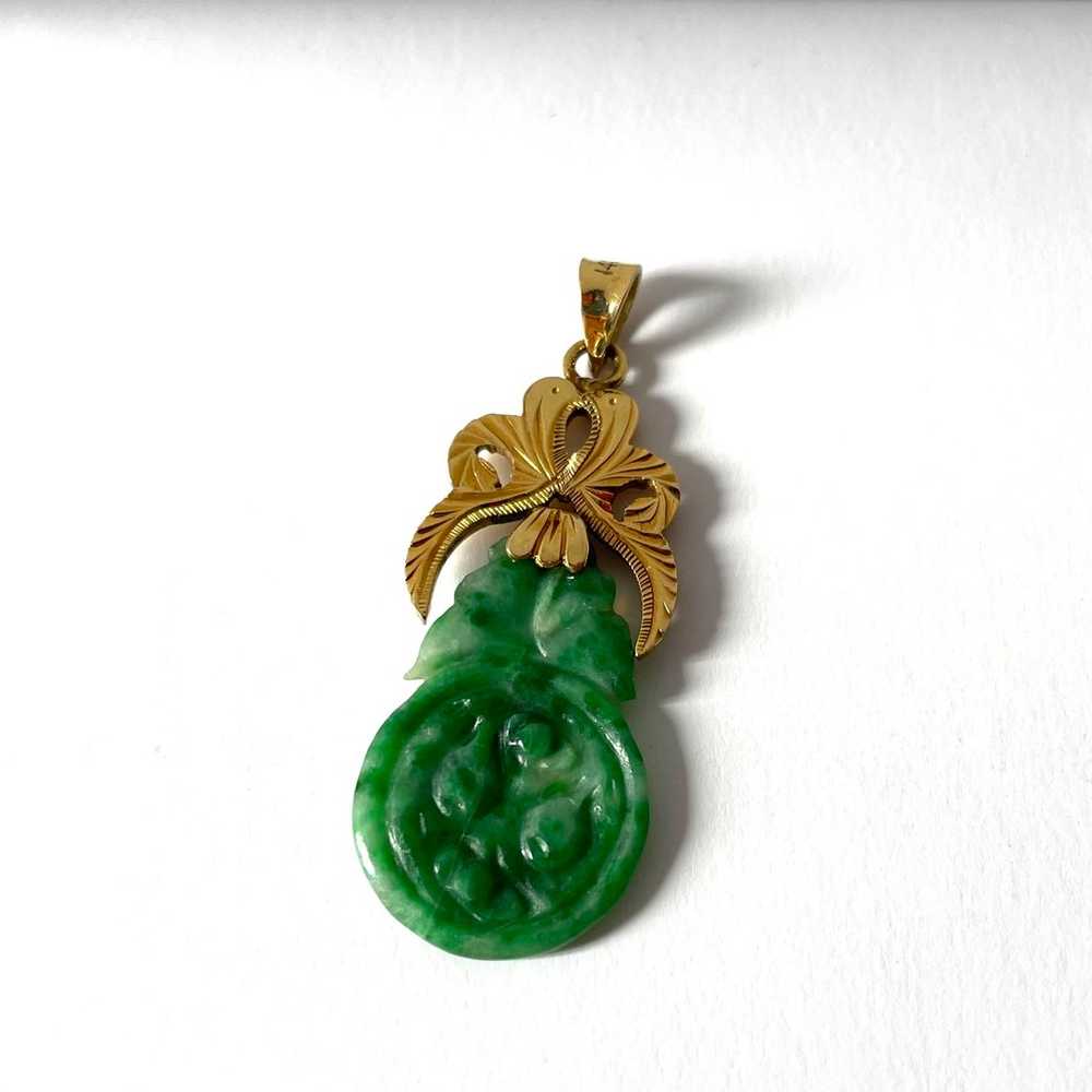 Antique Chinese carved jade 14k gold pendant - image 2