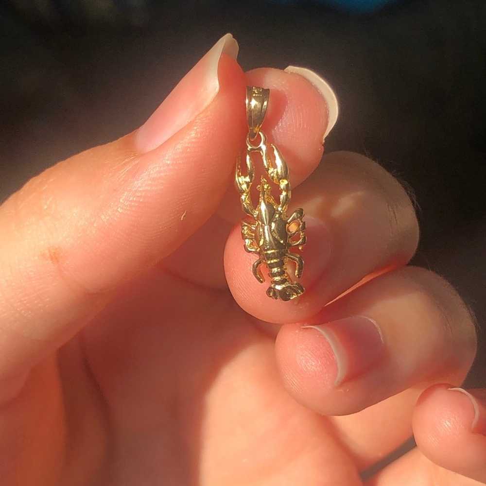 Vintage highly detailed 14k 585 gold lobster pend… - image 2