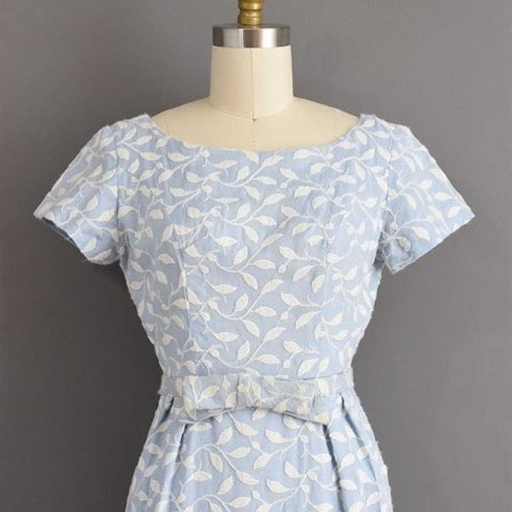 VINTAGE Periwinkle Sheath Dress with Belt Size 4/… - image 1