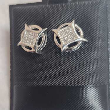 14k White gold princess cut diamonds earrings