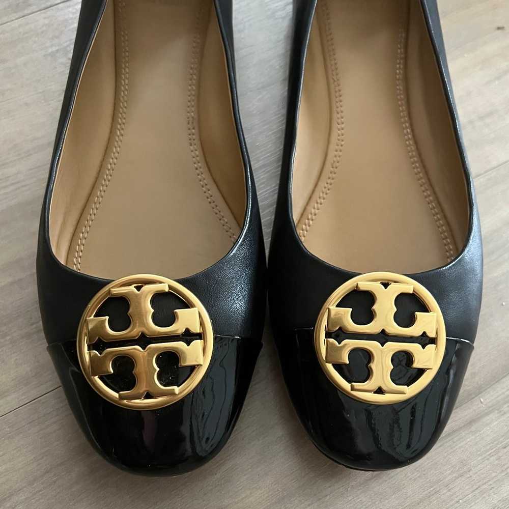 Tory Burch Chelsea black cap toe logo flats in 9.5 - image 1