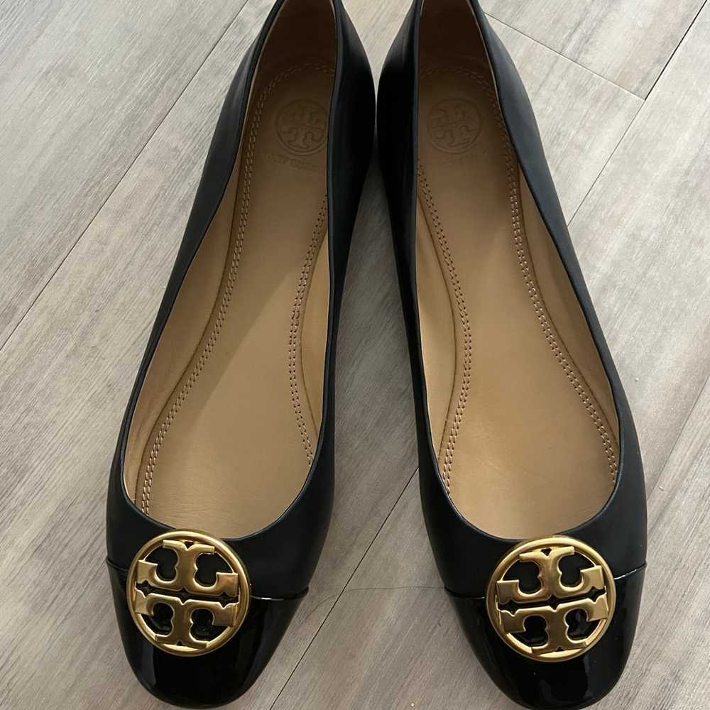 Tory Burch Chelsea black cap toe logo flats in 9.5 - image 2