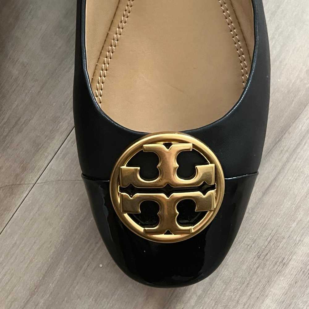 Tory Burch Chelsea black cap toe logo flats in 9.5 - image 3