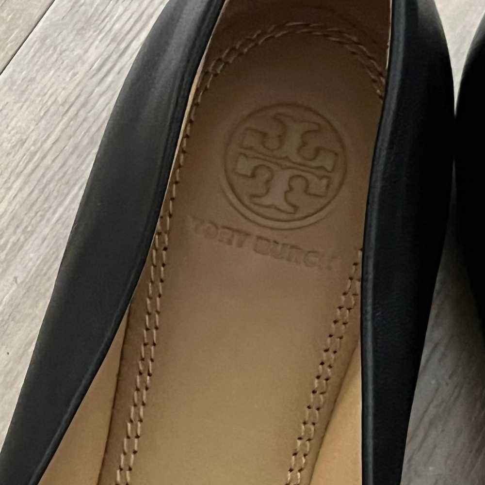 Tory Burch Chelsea black cap toe logo flats in 9.5 - image 4