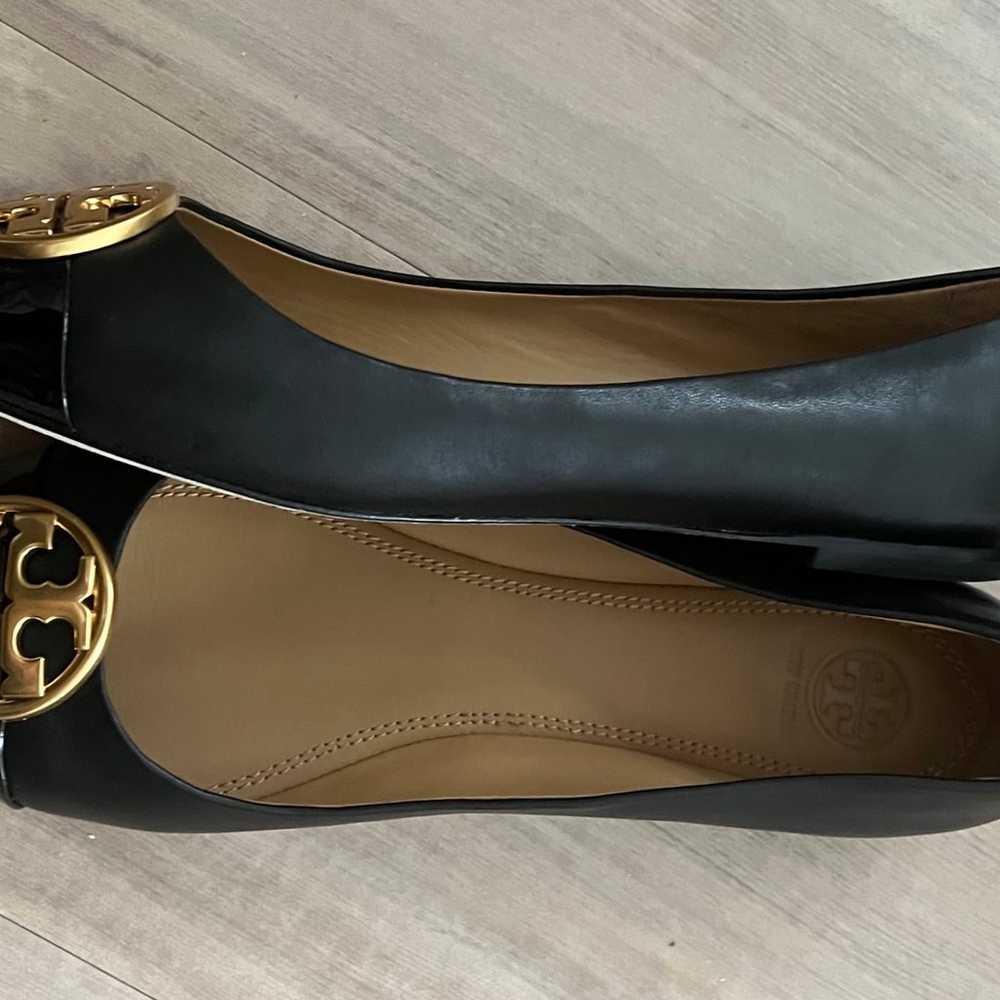 Tory Burch Chelsea black cap toe logo flats in 9.5 - image 6