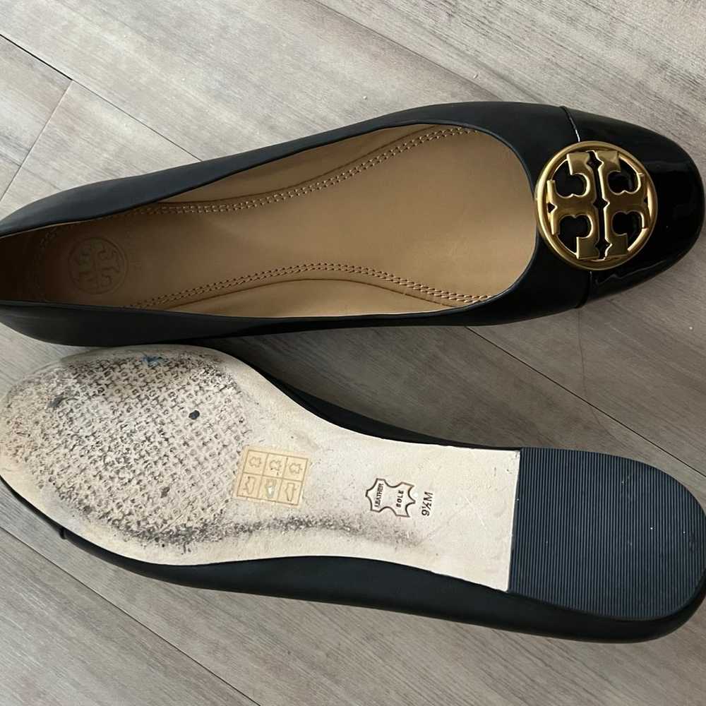 Tory Burch Chelsea black cap toe logo flats in 9.5 - image 7