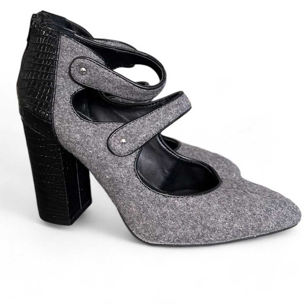 Gianni Bini Elegant Gray Felt Triple Strap Block … - image 2