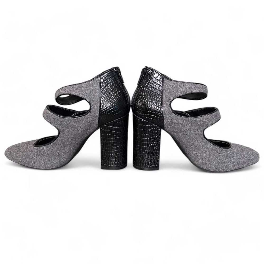 Gianni Bini Elegant Gray Felt Triple Strap Block … - image 3