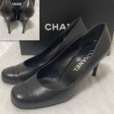 Authentic Chanel Leather Round Toe Pumps - Sz 40