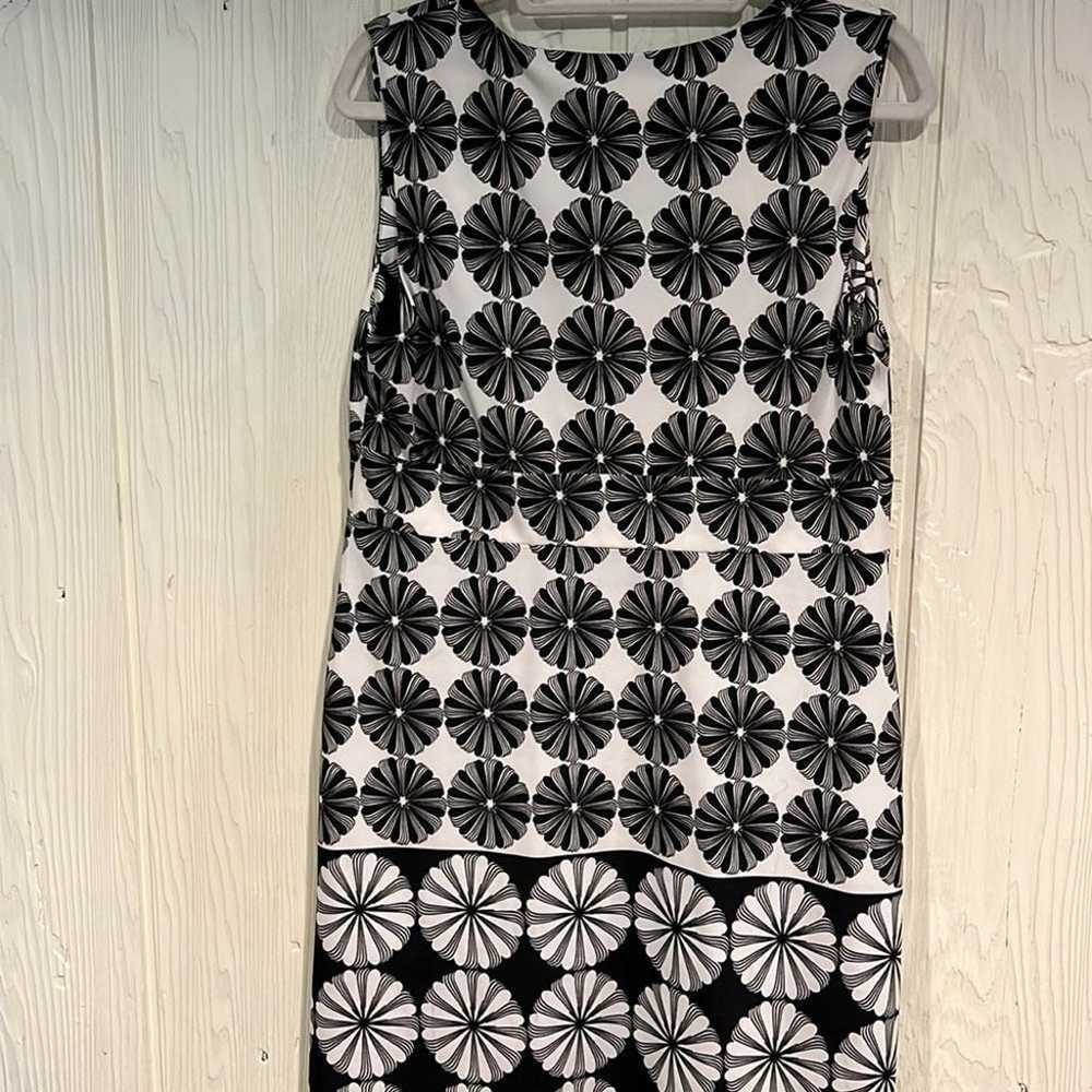 Aryeh sleeveless stretchy black and white knee le… - image 5